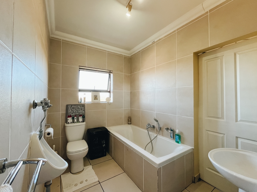 4 Bedroom Property for Sale in Island View Western Cape
